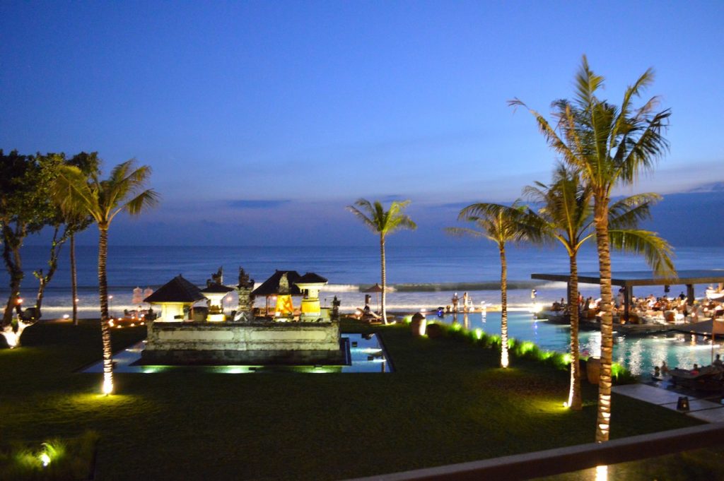 best-bar-sunset-session-on-the-beach-alila-seminyak-bali-angela-carson-luxury-bucket-list-11